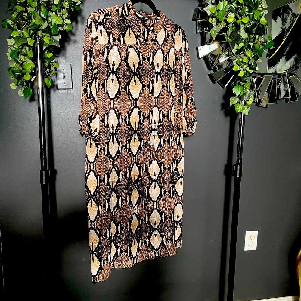 Snakeskin print short sleeved dress perfect for Fall!